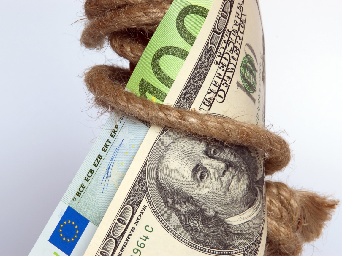 Бумажные купюры обмотаны веревкой 