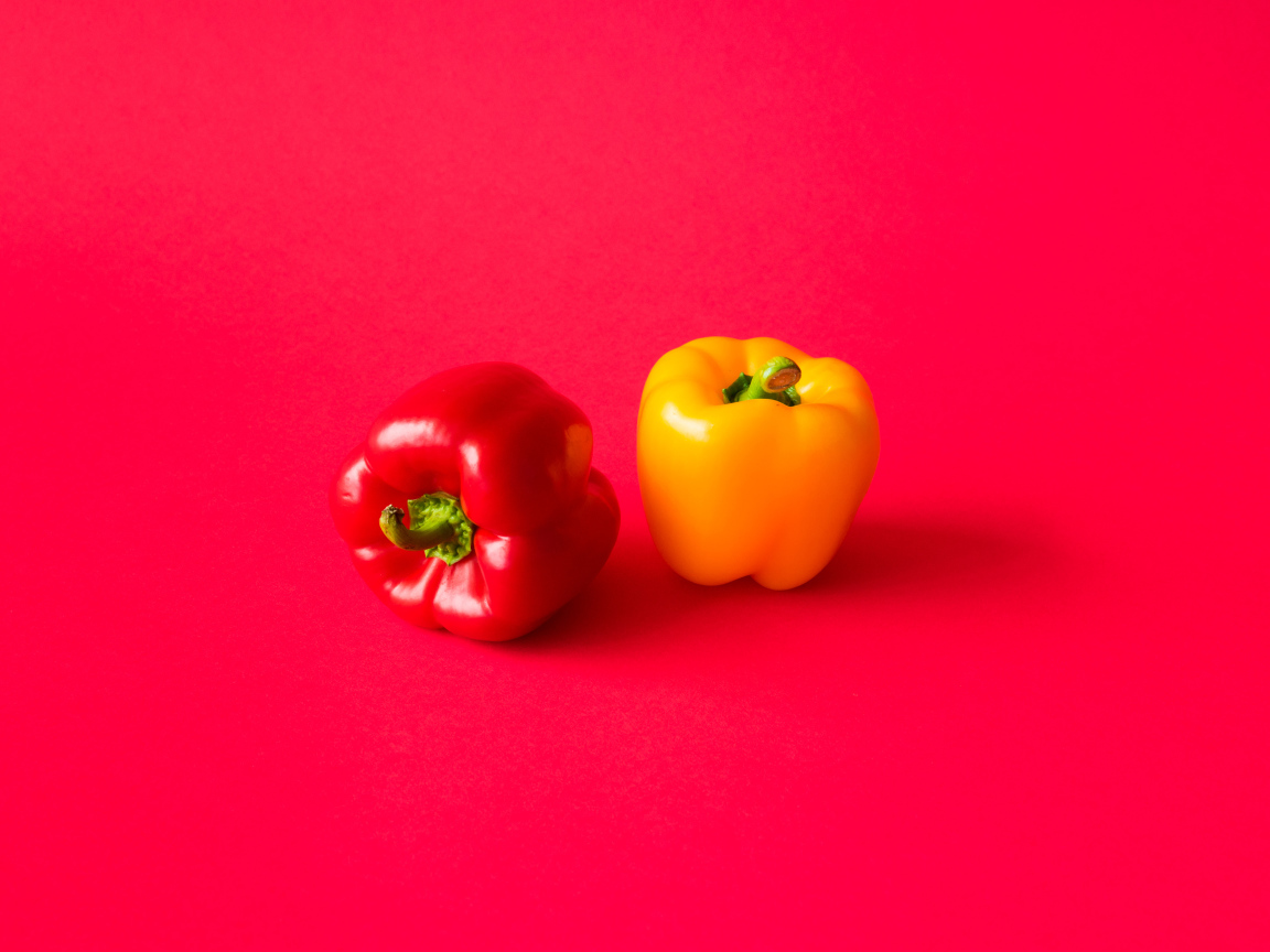 Болгарский перец на розовом фоне