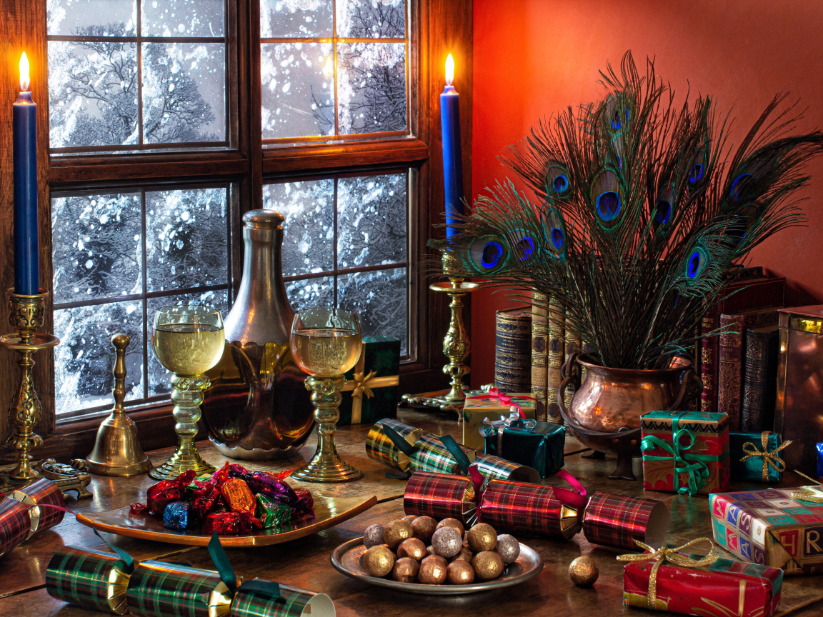 Конфеты,  подарки и старинные предметы на столе у окна