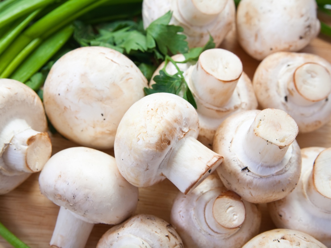 Шампиньоны крупным планом на столе 