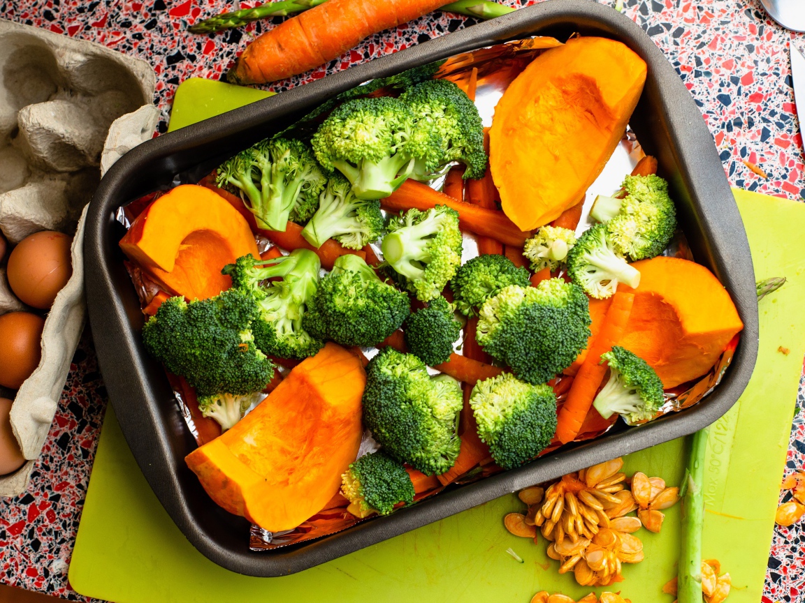 Свежие брокколи, морковь и тыква на противне 