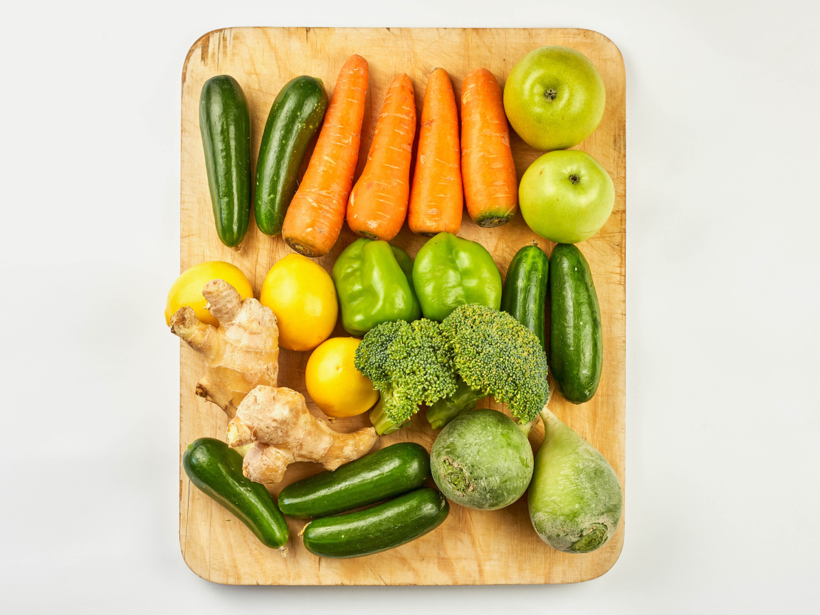 Свежие овощи и фрукты на разделочной доске