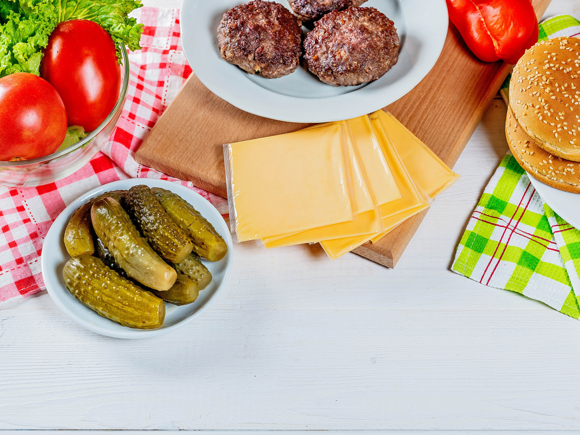 Заготовки для гамбургера на столе 