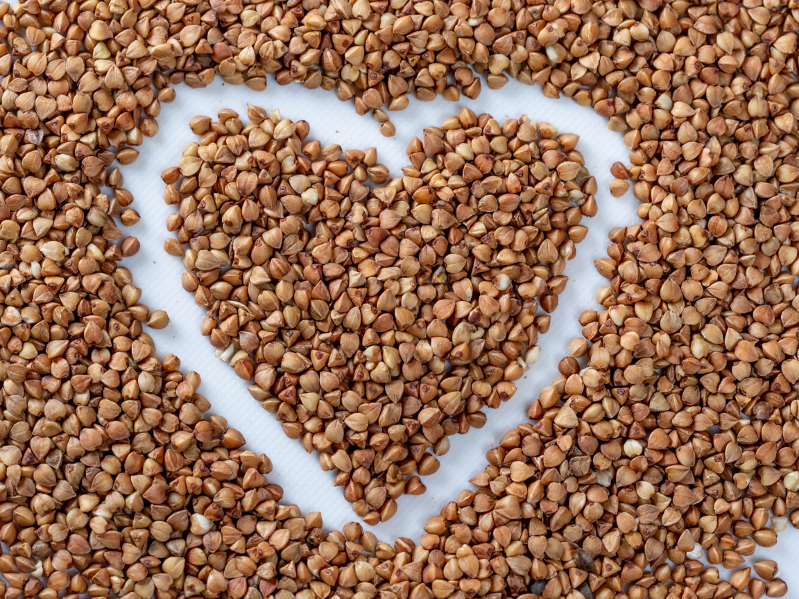 Сердце нарисовано на гречневой крупе 