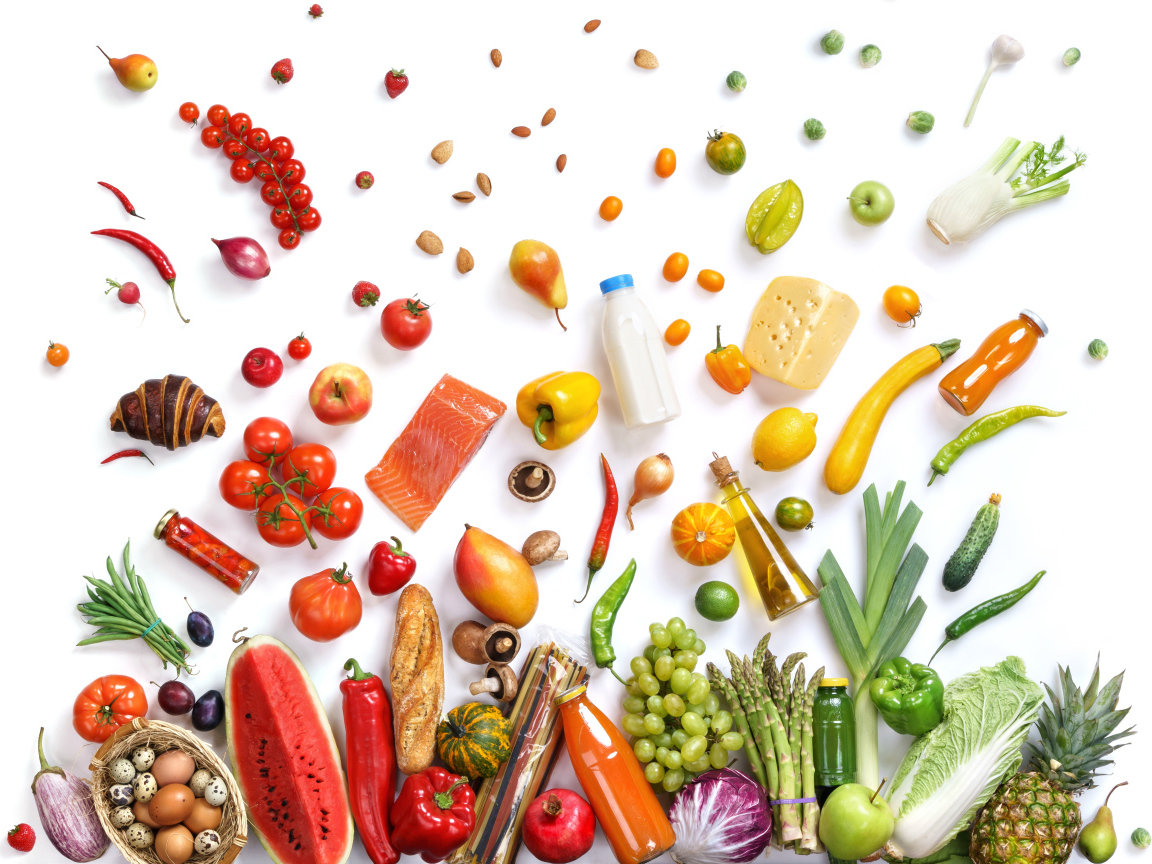 Много различных продуктов на белом фоне