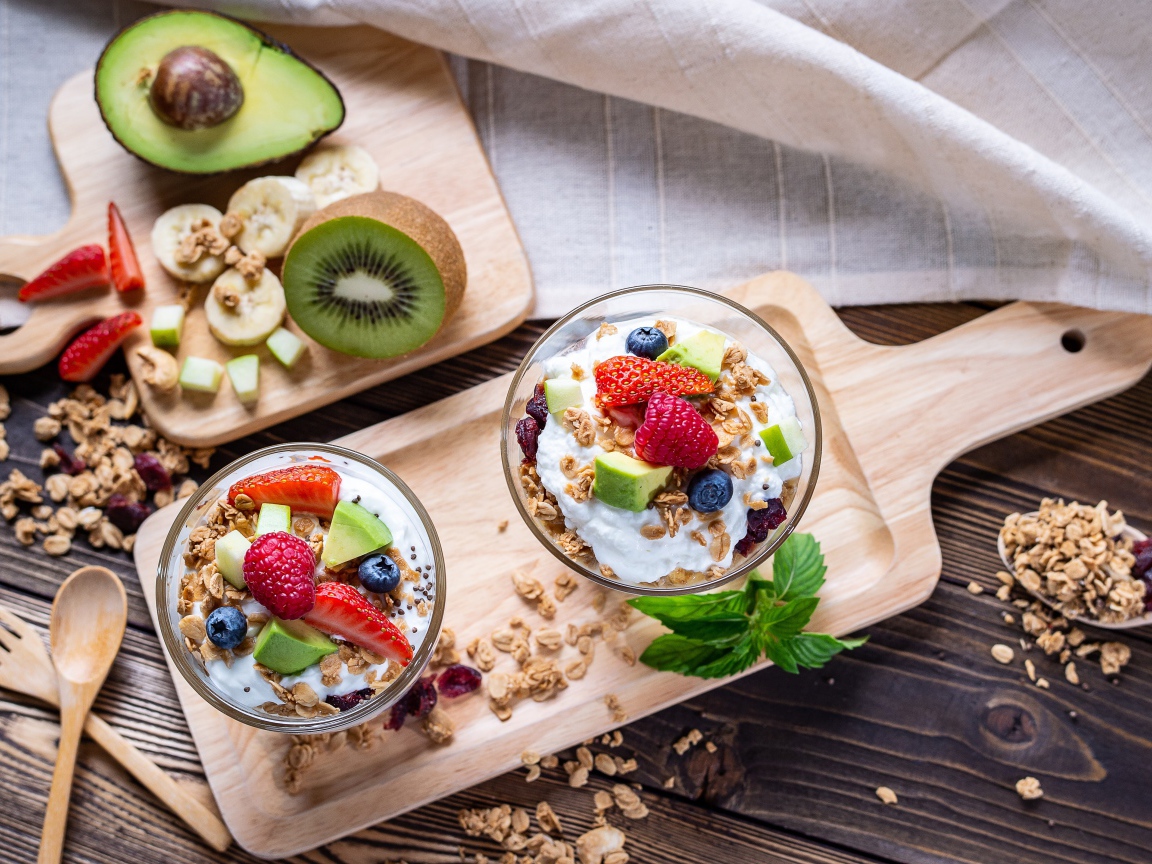 Овсяные хлопья с ягодами и йогуртом на завтрак 