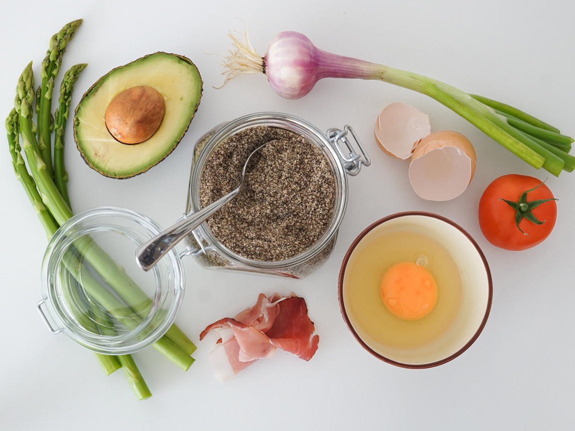 Продукты на столе на сером фоне 