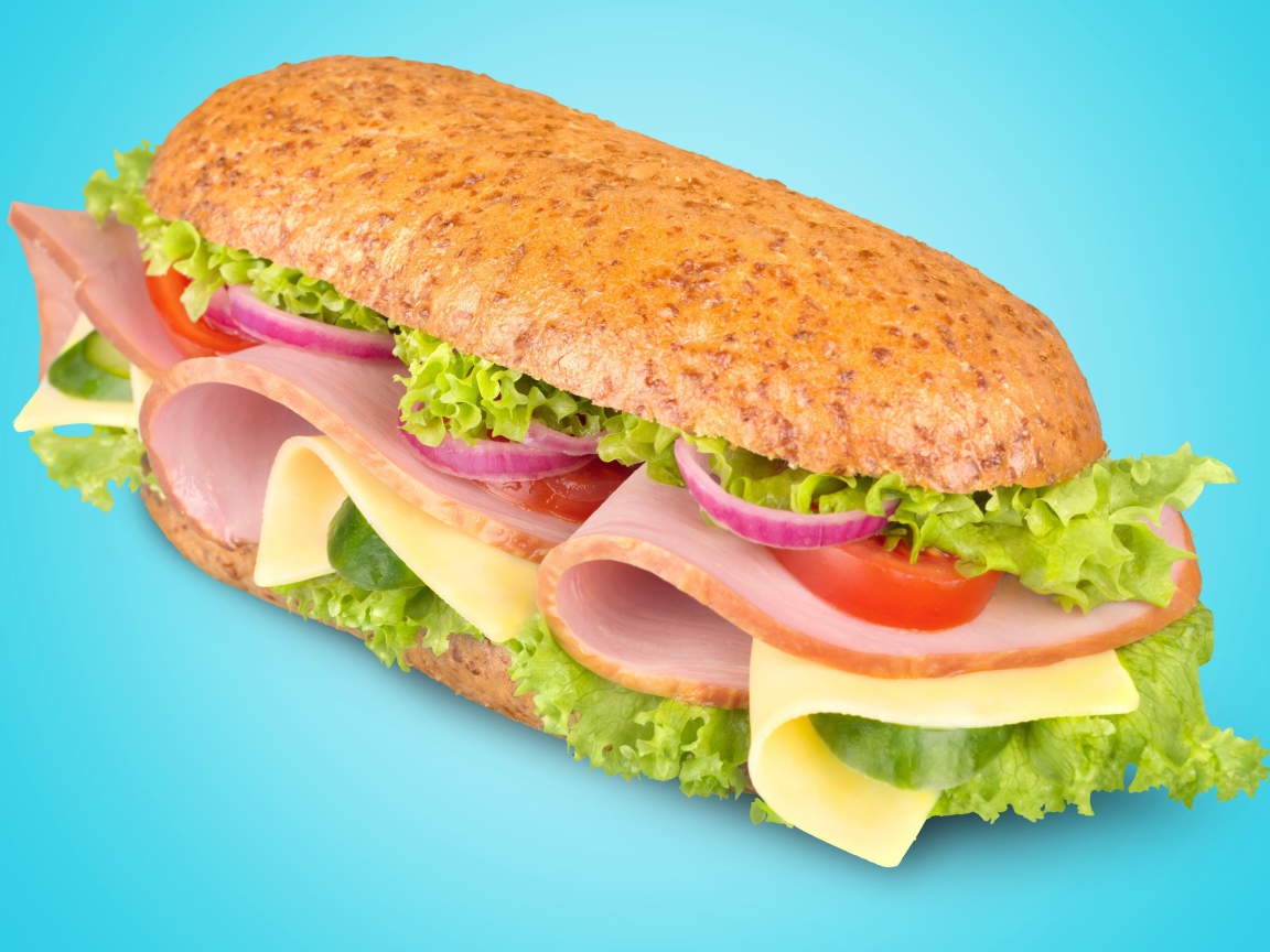 Бутерброд с ветчиной,сыром, помидорами луком и салатом на голубом фоне