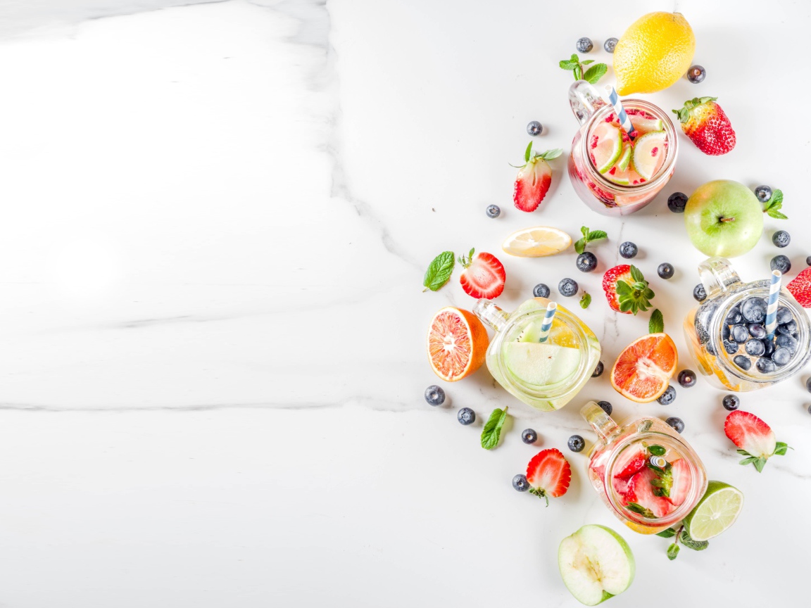 Смузи в баночках на столе с ягодами и фруктами