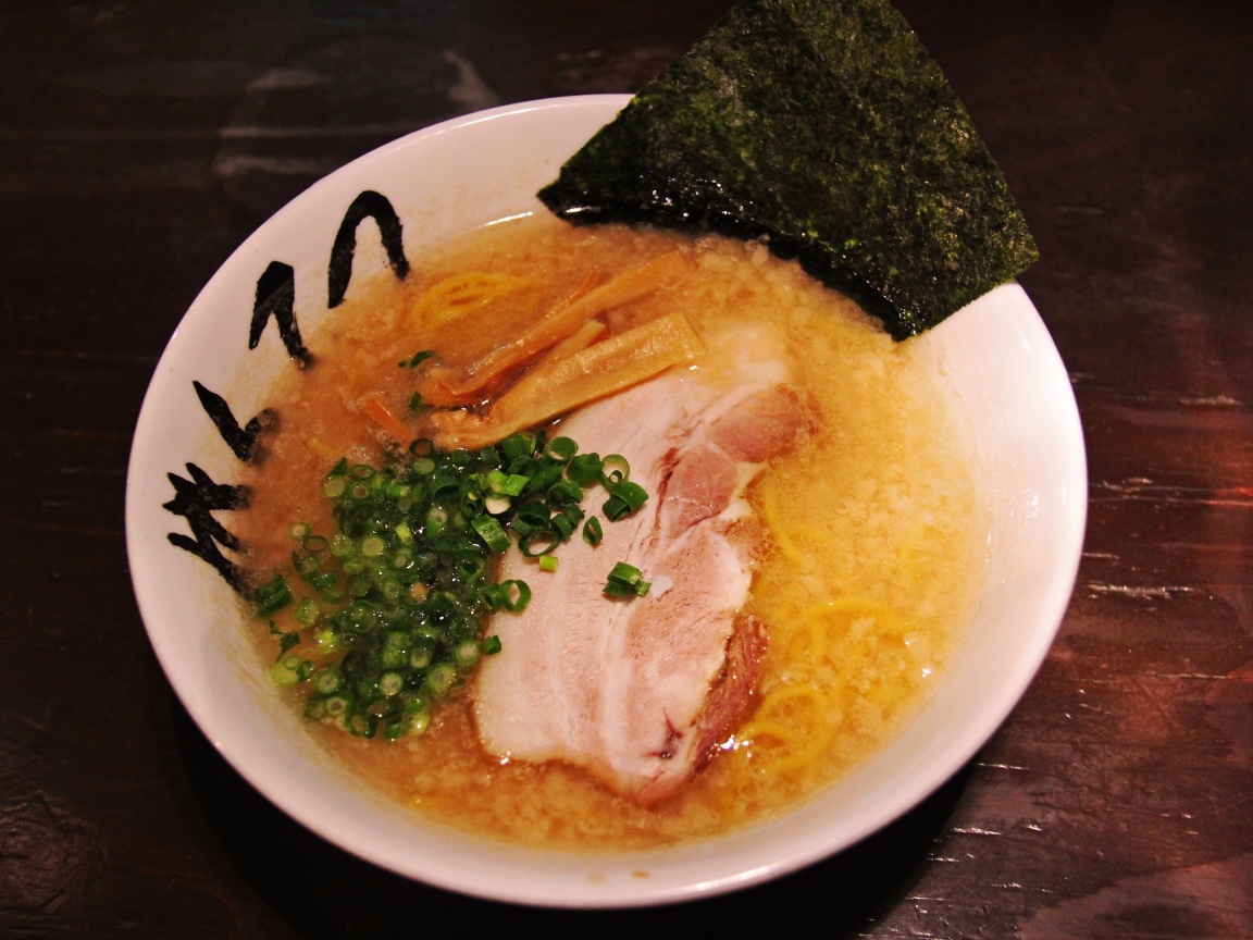 Суп с беконом и зеленью на столе 