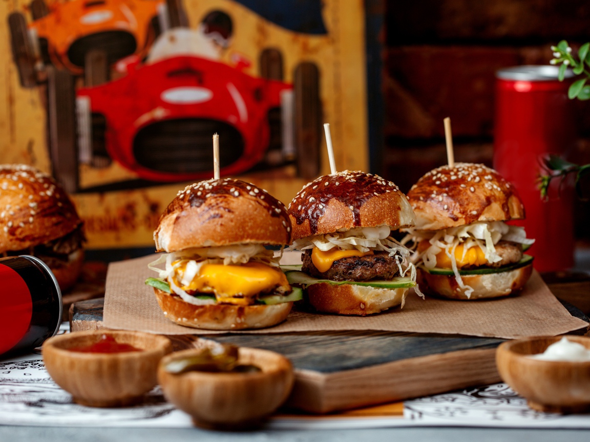 Вкусные гамбургеры на столе с соусом и кока колой 