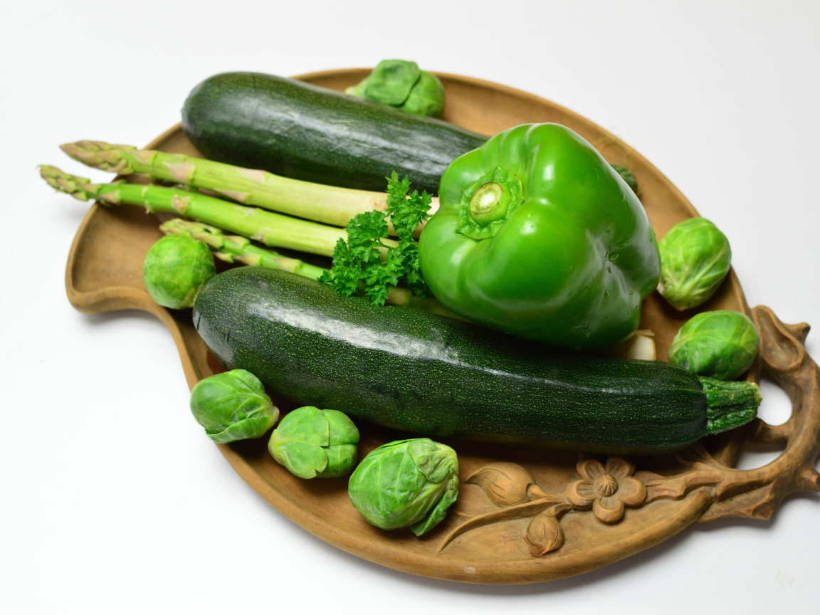 Кабачки, перец, капуста и спаржа на белом фоне