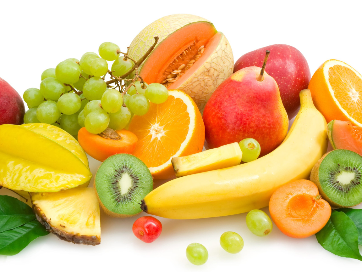 Аппетитное фруктовое ассорти на белом фоне