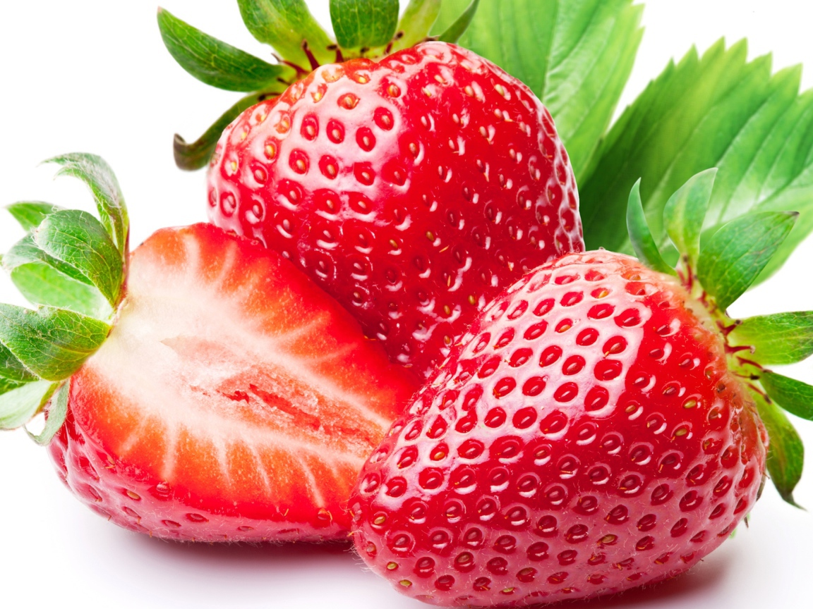 Аппетитная красная сладкая клубника на белом фоне