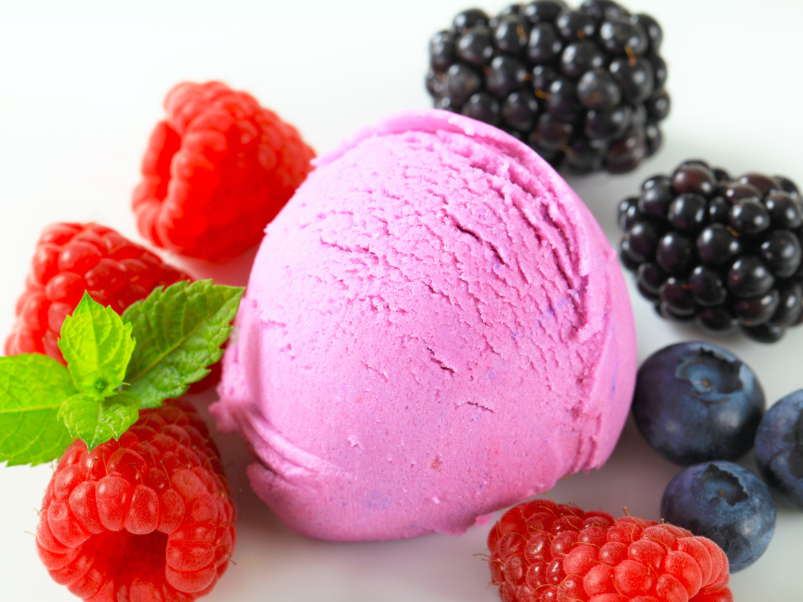Шарик мороженого с ягодами малины, черники и ежевики 