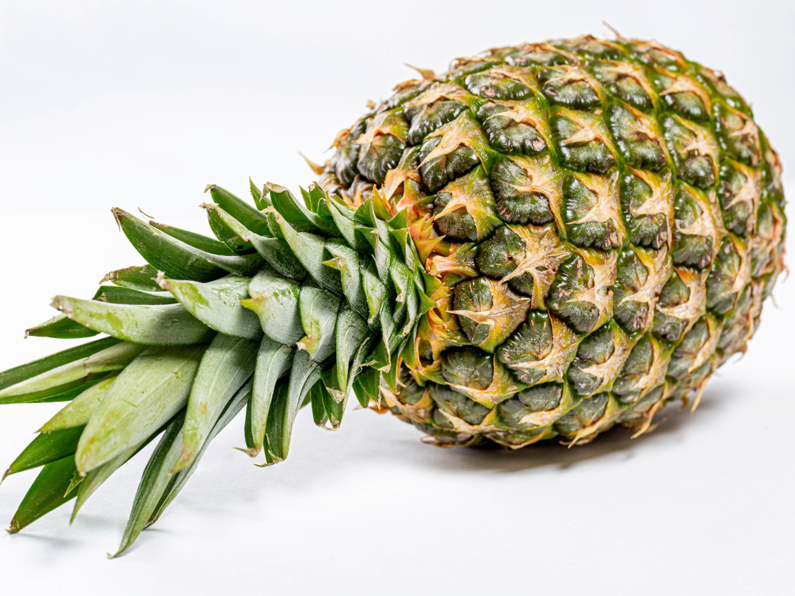 Большой спелый ананас на белом фоне