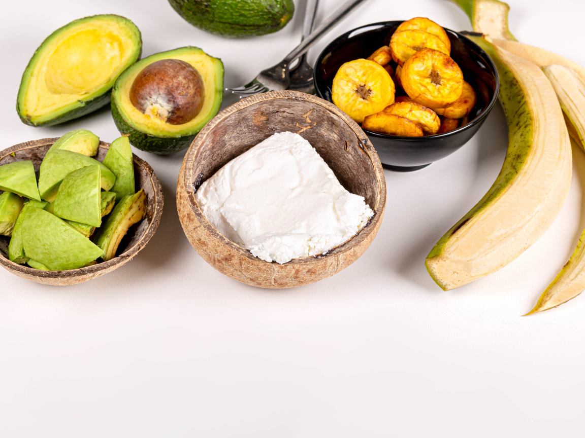 Творог, авокадо и банан на столе 