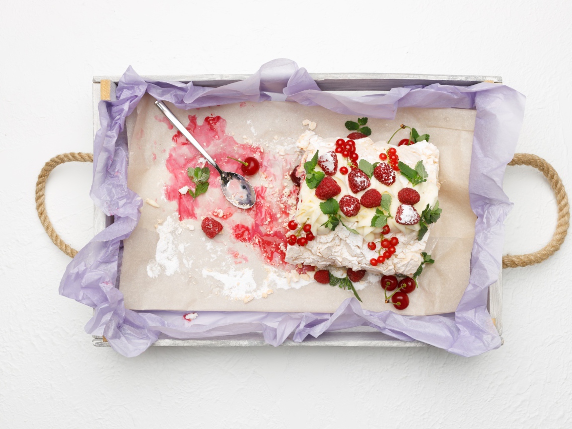 Творожная запеканка с ягодами на столе