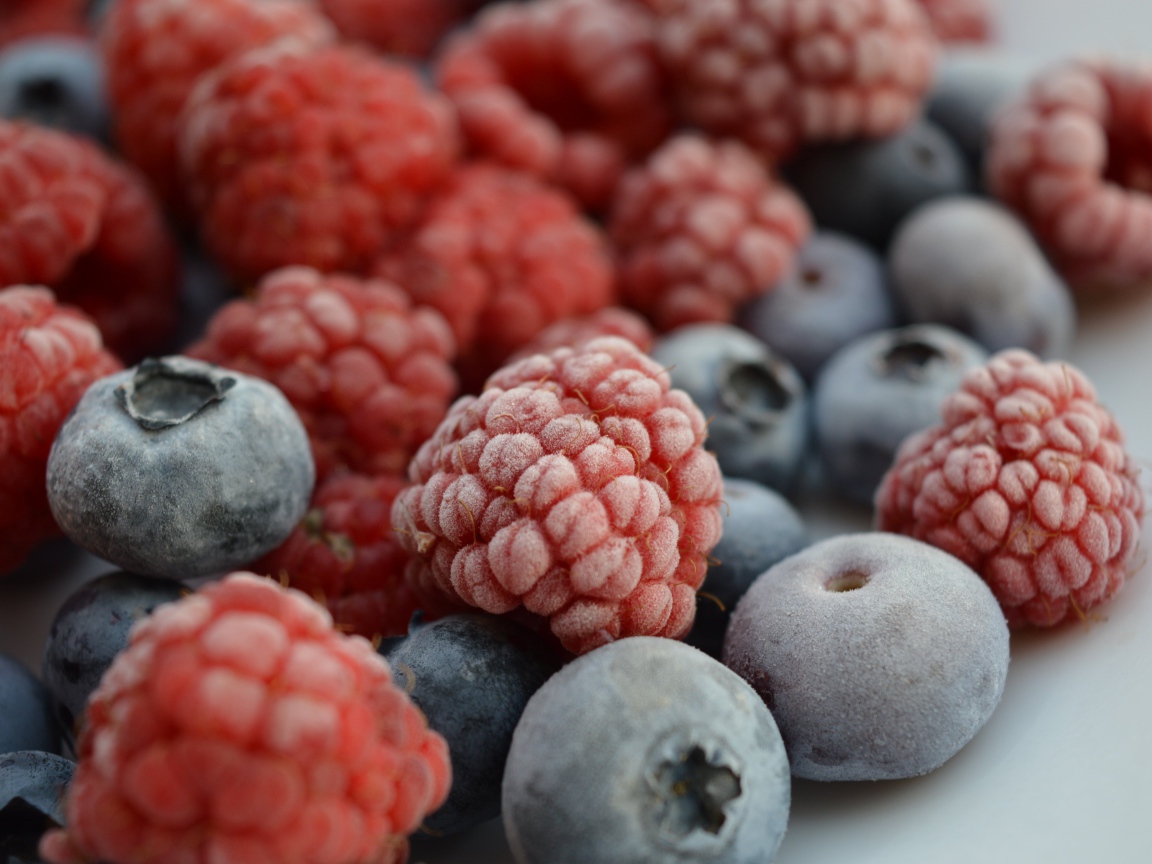 Замороженные ягоды черники и малины на столе