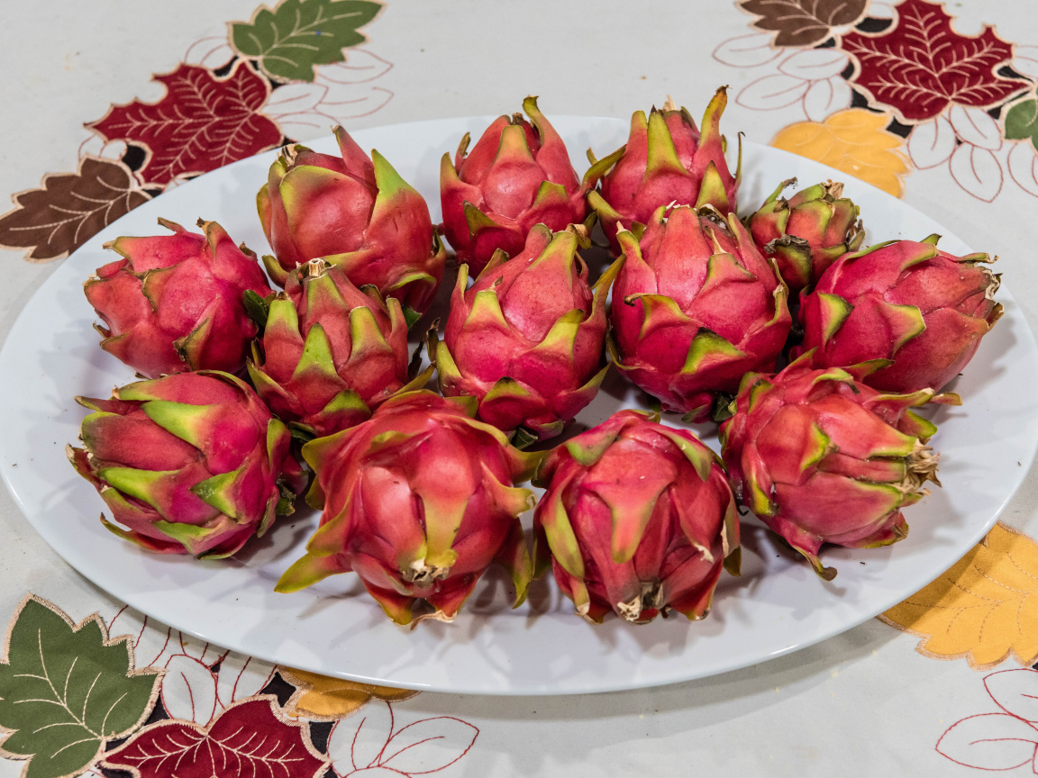 Фрукты питая на белой тарелке на столе