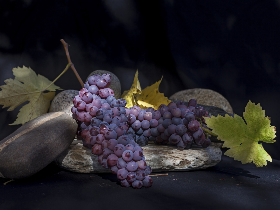 Большие гроздья розового винограда с камнями