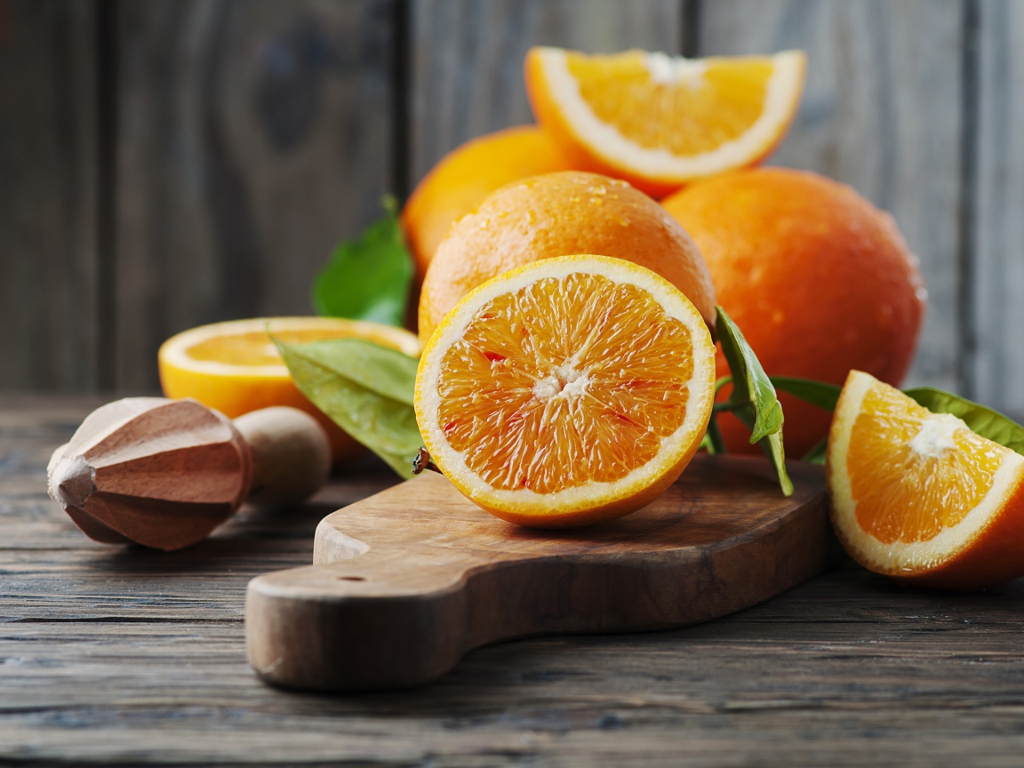 Большие спелые апельсины на доске 