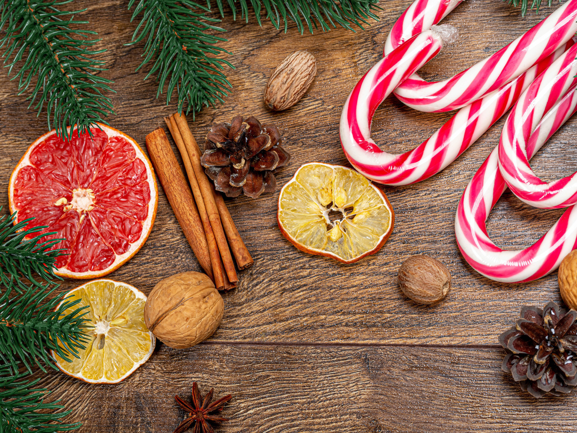 Леденцы на столе с орехами, корицей и апельсинами