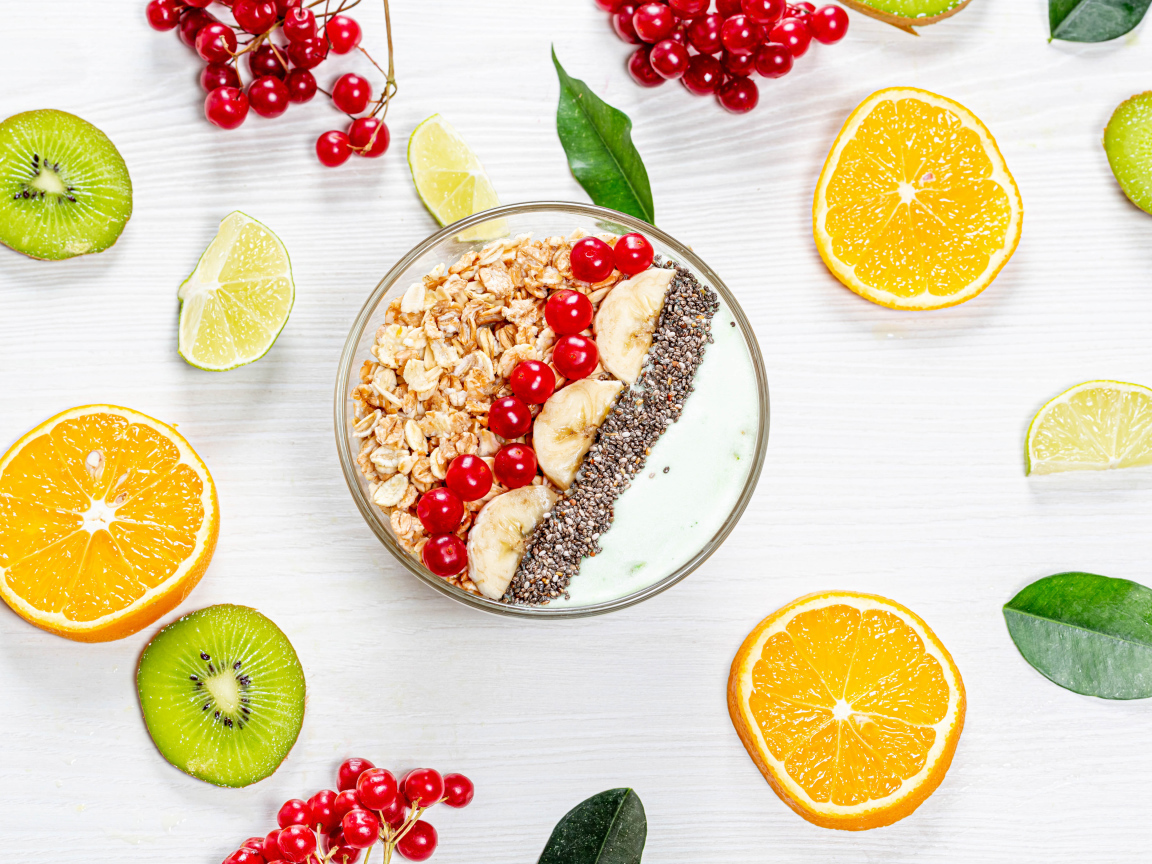 Мюсли на столе с калиной и цитрусовыми фруктами