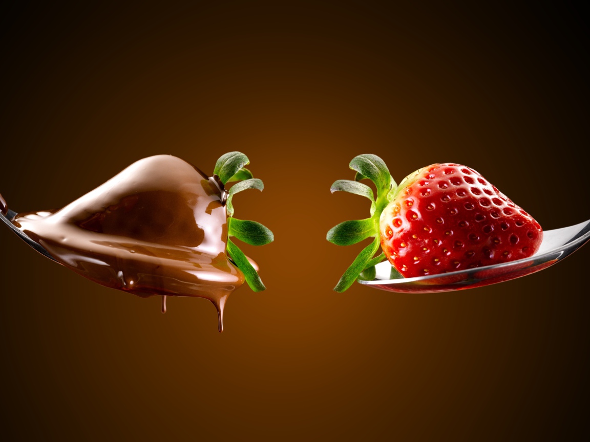 Красная клубника и в шоколаде на ложках 