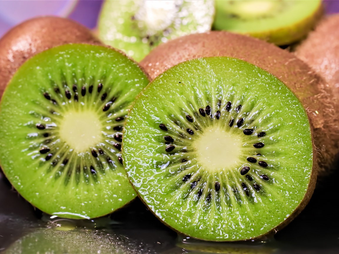 Спелые сочные кусочки киви 