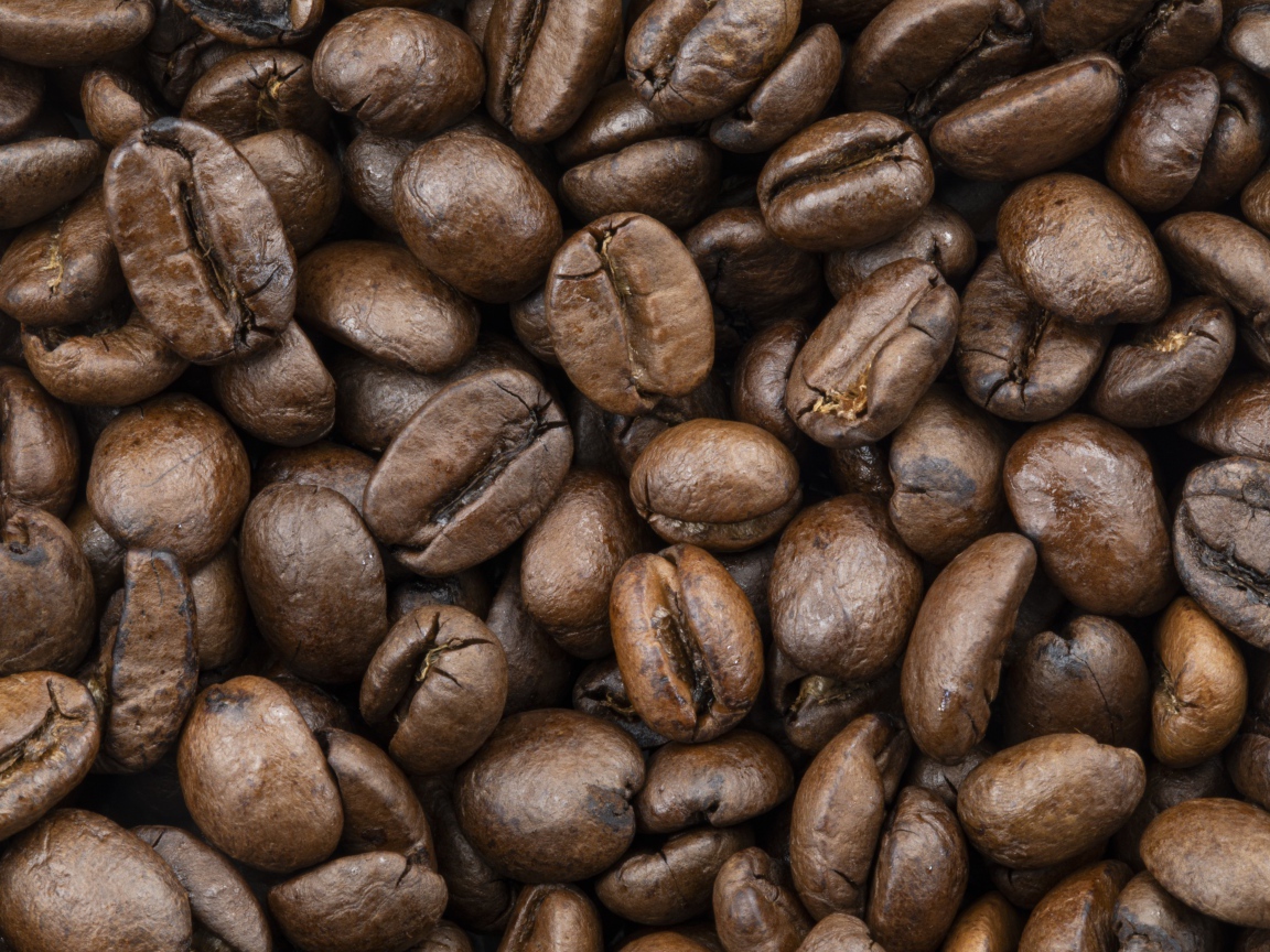 Жареные ароматные  кофейные зерна крупным планом