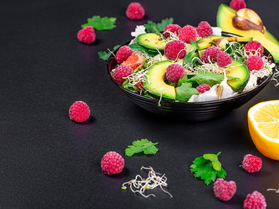 Салат из зелени, проросших зерен, малины и авокадо 