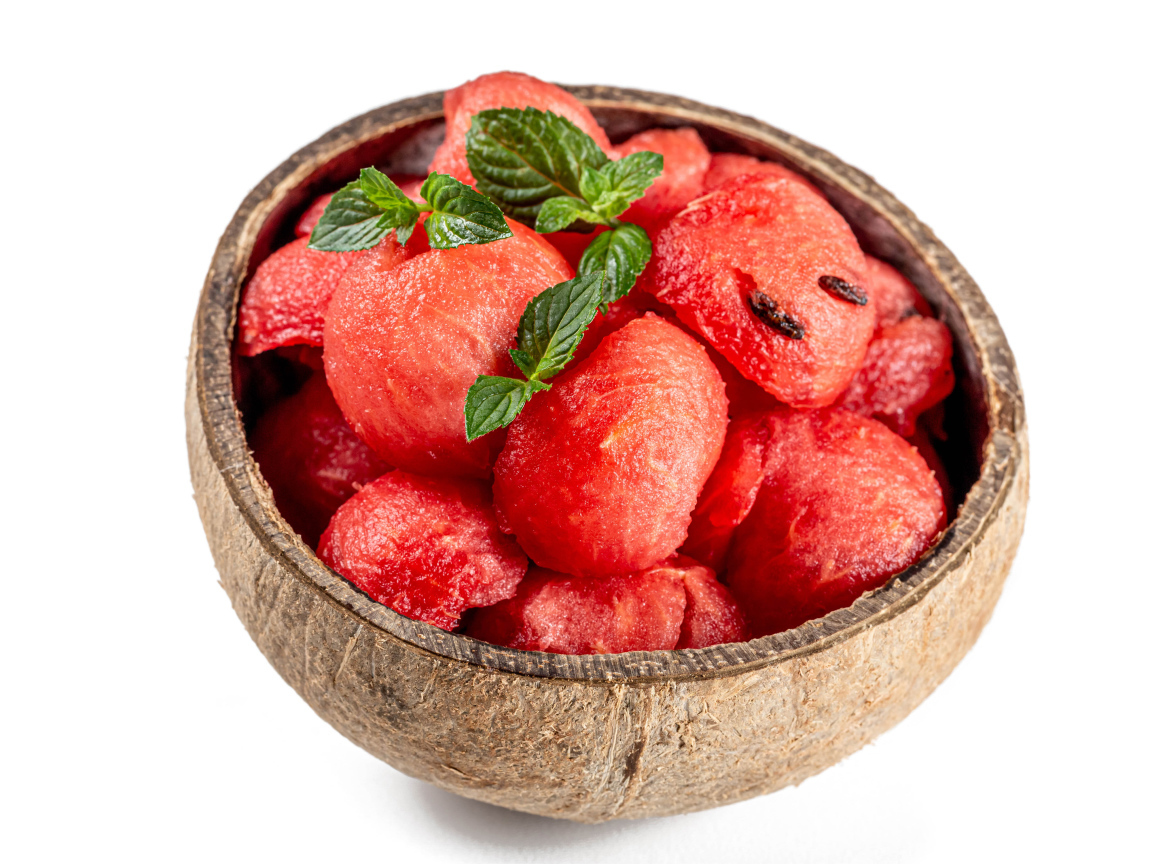 Сладкая мякоть арбуза в миске на белом фоне