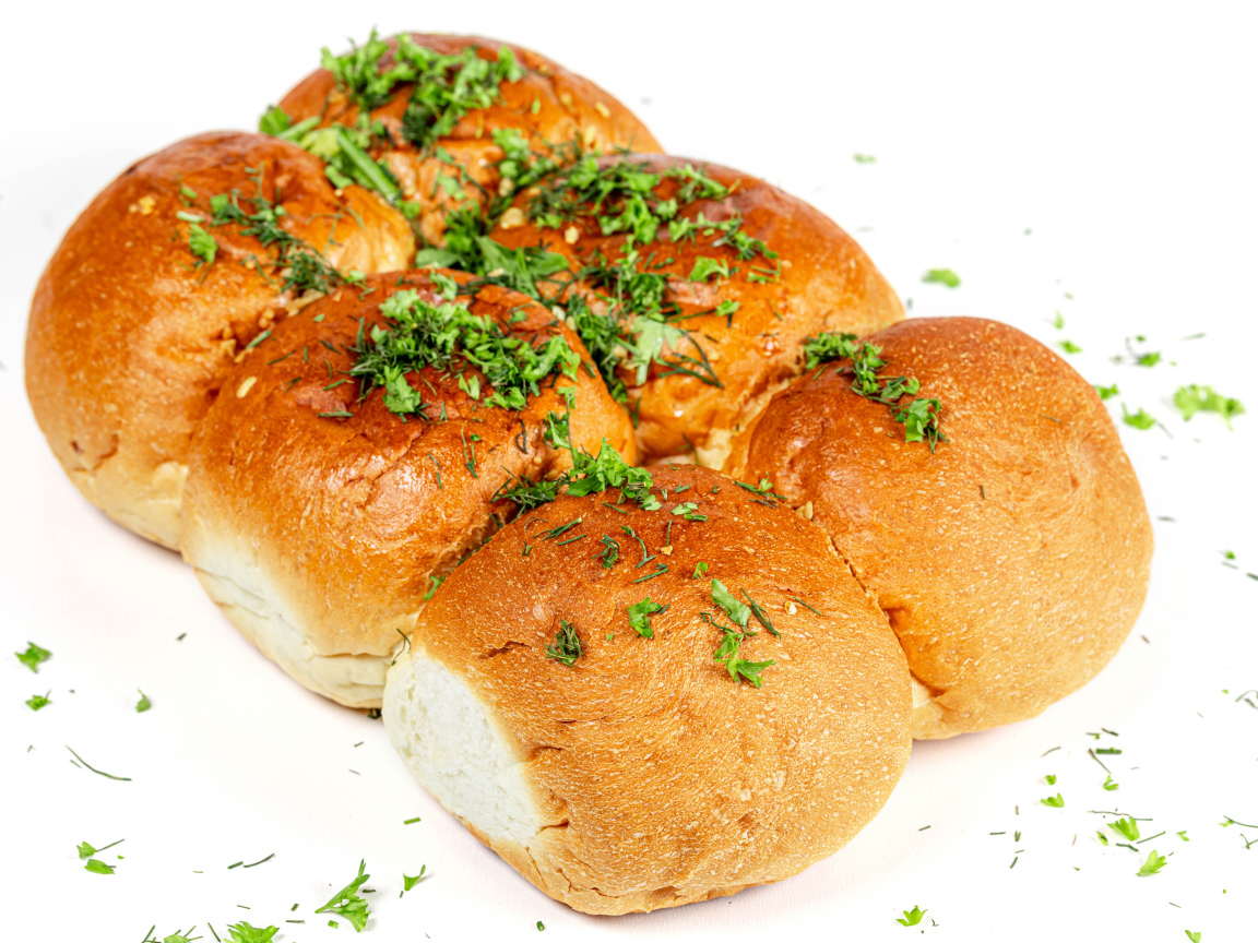 Чесночные булочки с зеленью на белом фоне