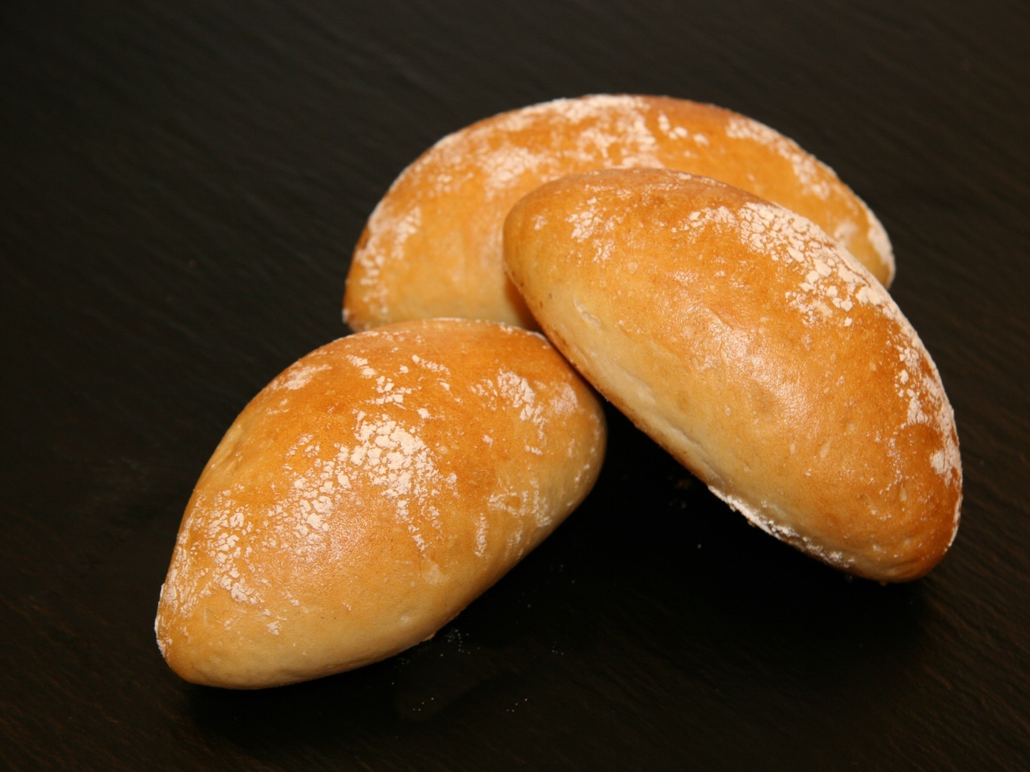 Три свежие булочки на столе 