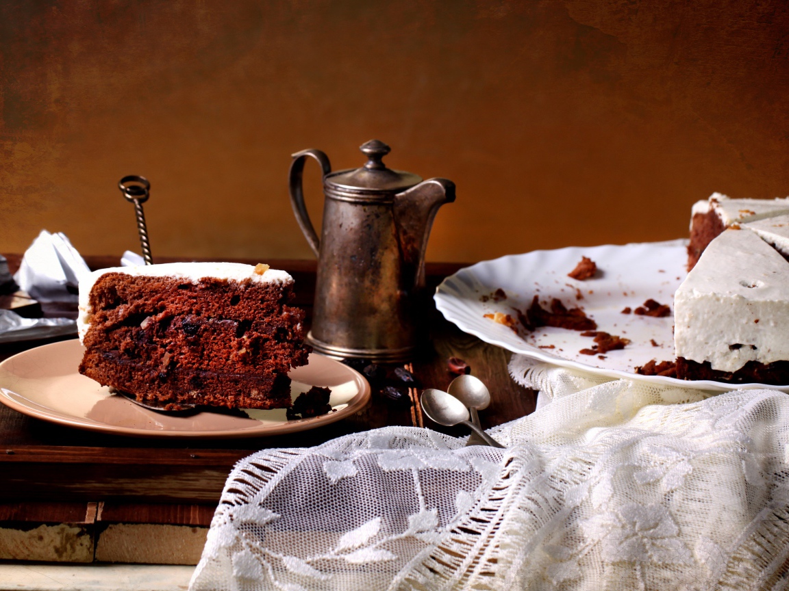 Кусок пирога на тарелке на столе с чаем 