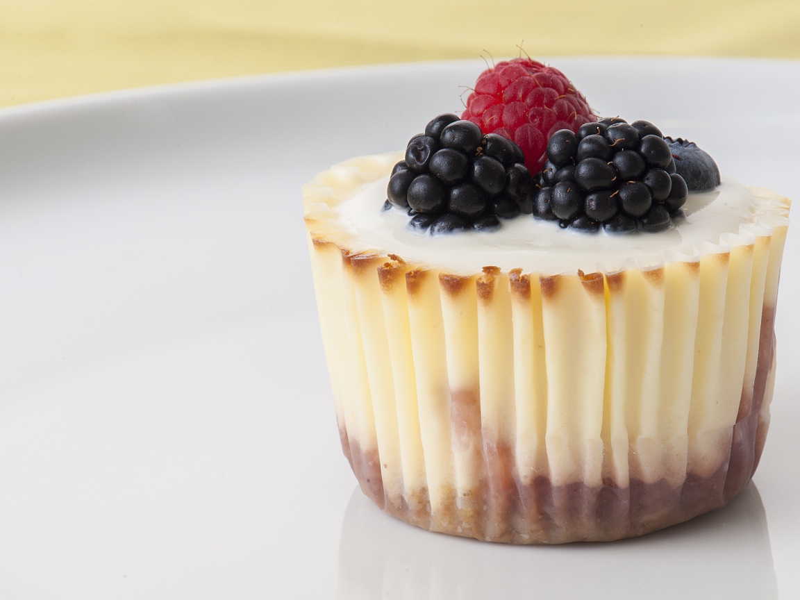 Аппетитный десерт с ягодами черники и малины 