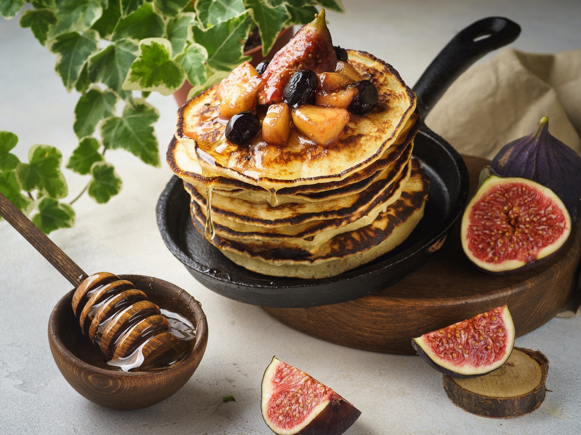 Аппетитные румяные оладьи с медом и фруктами 