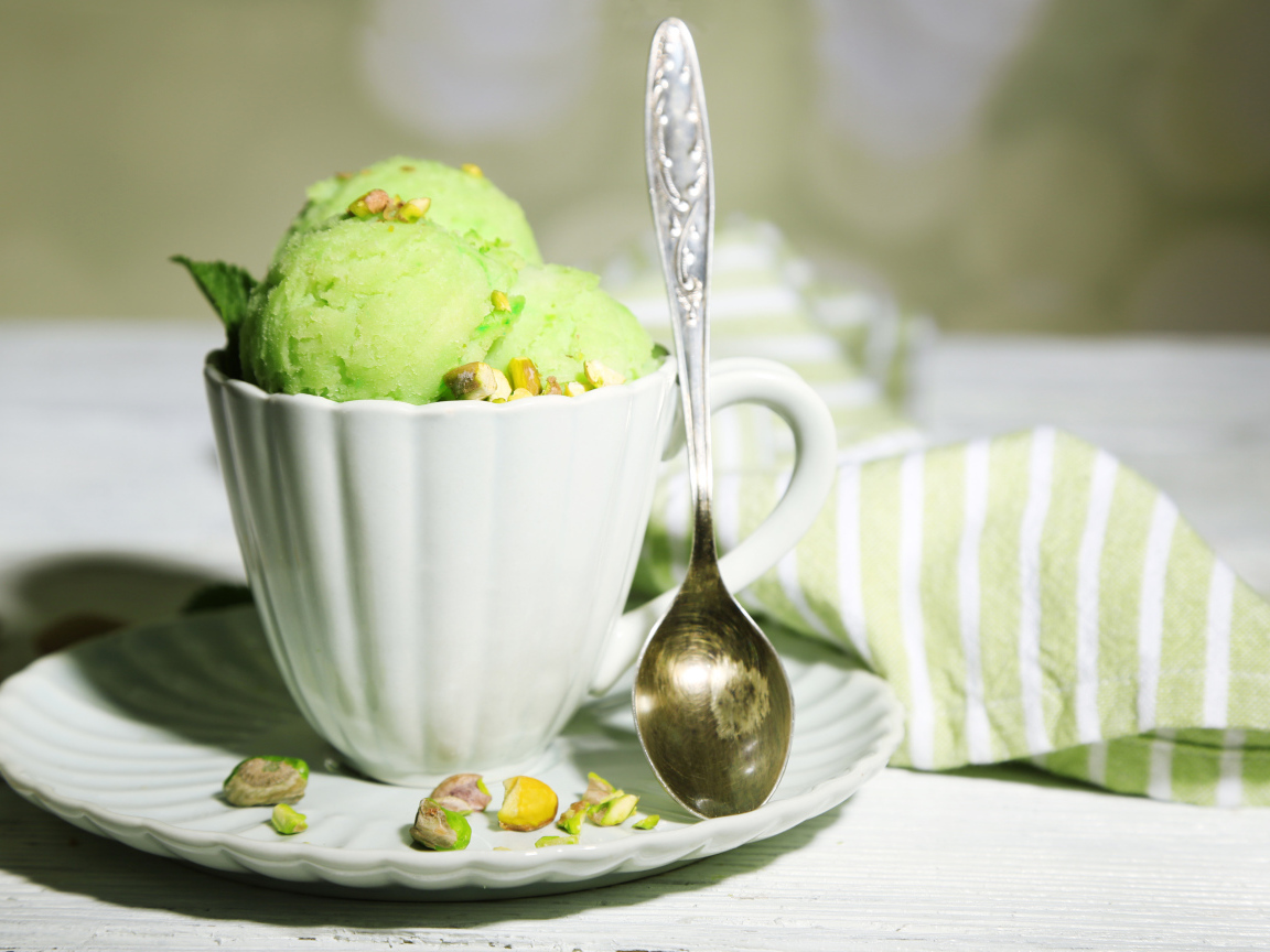 Шарики фисташкового мороженого в чашке