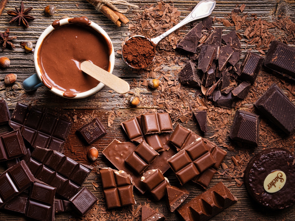 Плитки черного и молочного шоколада на столе 