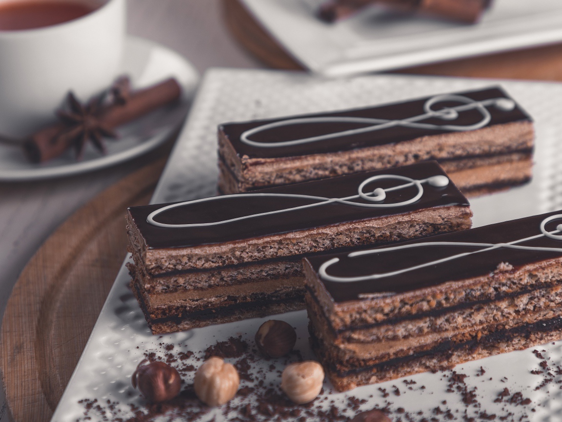 Пирожное мелодия на столе с орехами и чаем