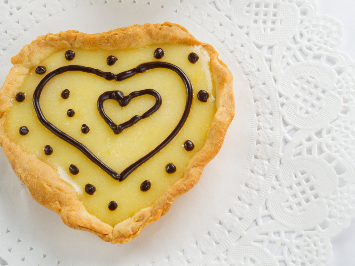 Пирожное с лимонным кремом и шоколадом на столе 