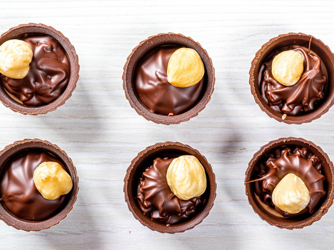 Шоколадные конфеты с фундуком на столе