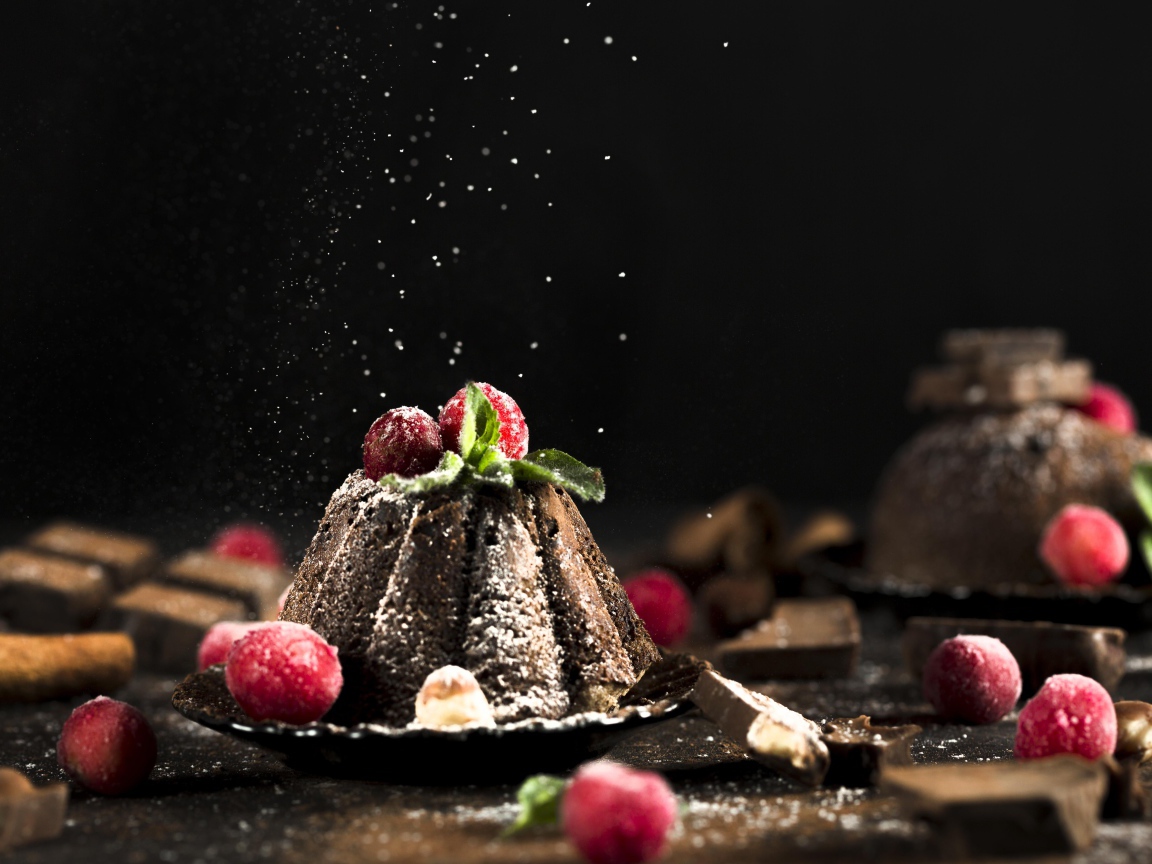 Шоколадный десерт на столе с ягодами клюквы 