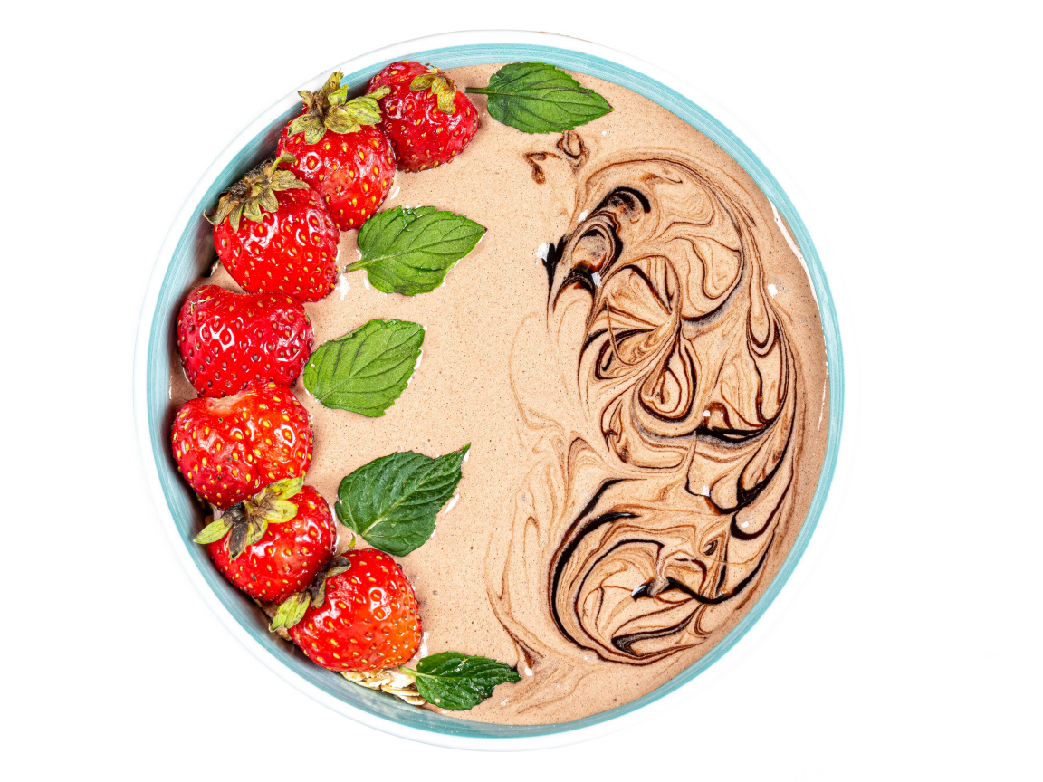 Шоколадный десерт с ягодами клубники на белом фоне