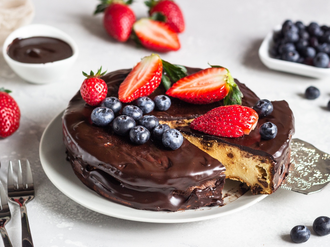 Пирог в шоколаде с ягодами черники и клубники 