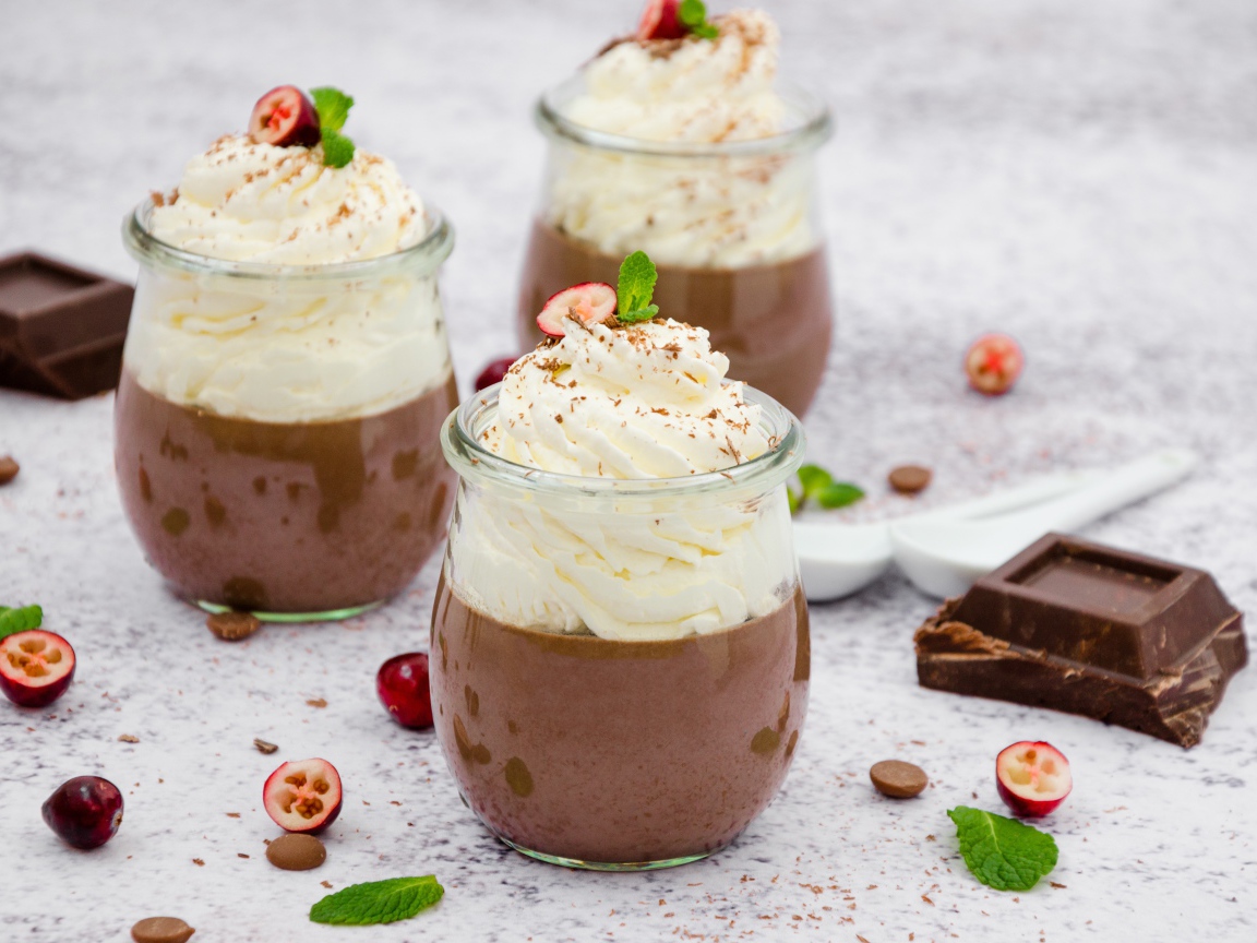 Шоколад со сливками в баночках на столе 