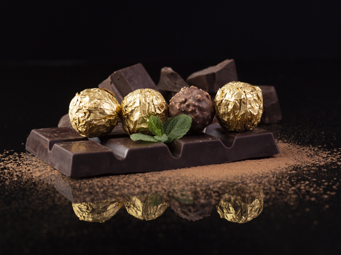 Конфеты на столе с шоколадной плиткой