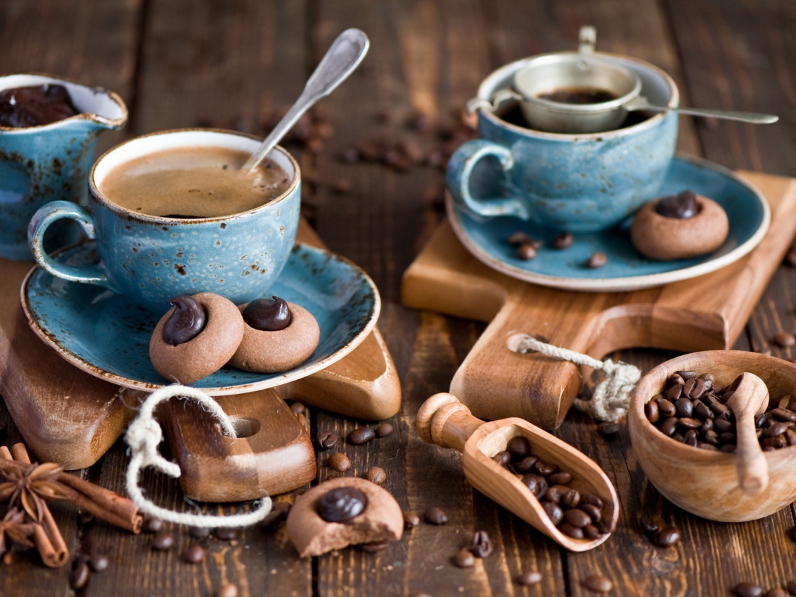 Кофе на столе с печеньем и кофейными зернами