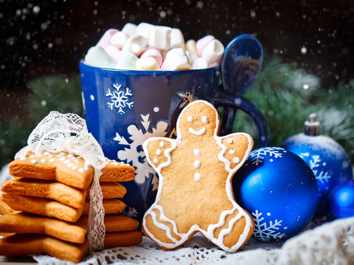 Печенье на столе с чашками и шариками на Новый год 